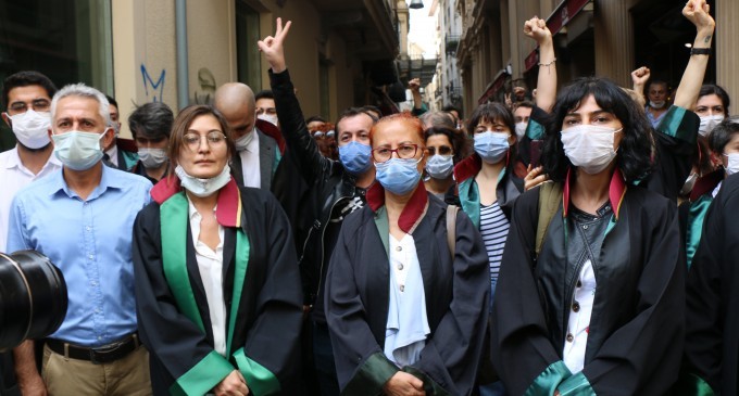 İstanbul Barosu önünde eylem: Polis değil hukuk devleti istiyoruz