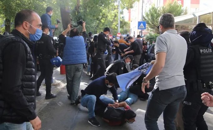 Halkevlerine polis saldırısı: Çok sayıda gözaltı var