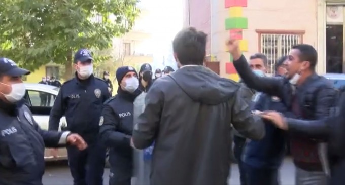 HDP önünde bekletilen grup, maskeli olan DBP’li İhsan Çapan’ın kendilerine tükürdüğünü iddia etti. Ancak ortaya çıkan görüntülerde, grubun Çapan’a tükürdüğü ve hakaretlerde bulunduğu görüldü