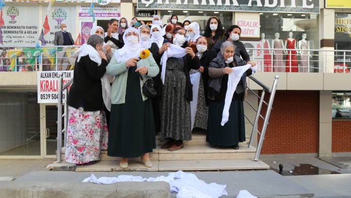 Tülbentlerini yere atan annelerden KDP’ye: Oyuna gelmeyin