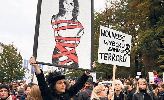 Protestoların sürdüğü Polonya’da kürtaj yasağı ertelendi