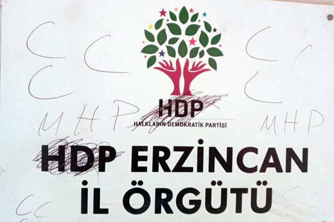 Erzincan’da HDP tabelasını karalayıp “MHP” yazdılar