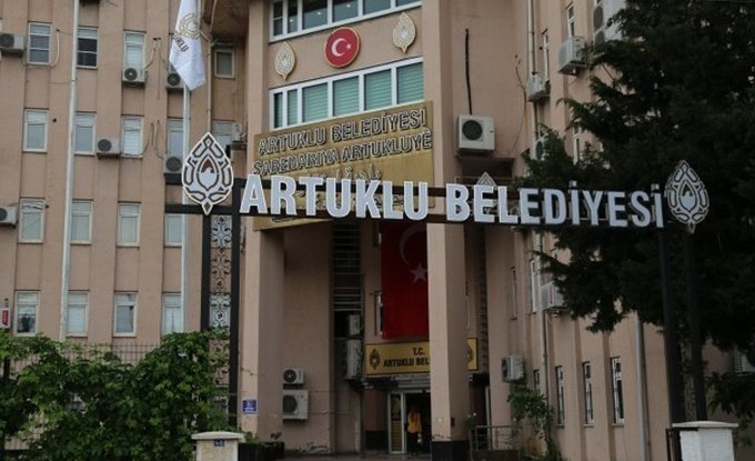 AK Partili belediye Kürtçe’yi tamamen sildi