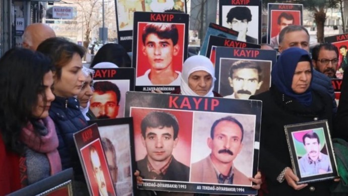 Kayıp yakınları, askeri birliğine dönmek için bilet almaya giden ve kendisinden bir daha haber alınamayan Recep Buttanrı’nın akıbeti soruldu.