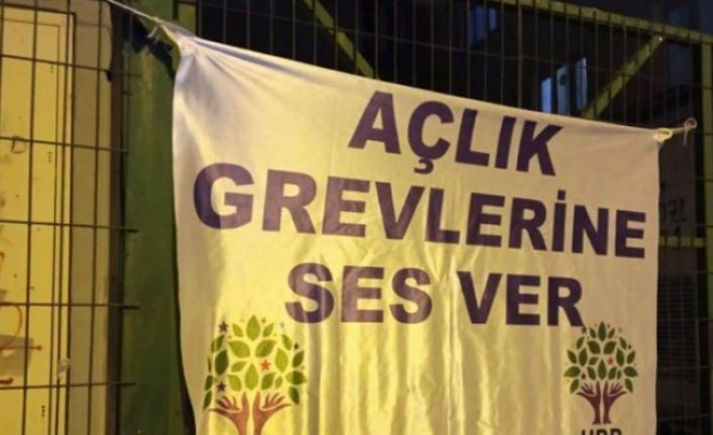 HDP’nin “Açlık grevlerine ses ver” yazılı pankartların asıldığı İstanbul’daki ilçe örgütlerine baskın yapan polisler, pankartlara el koydu