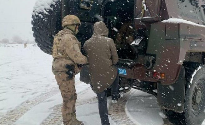 Lice ilçe merkezi ve kırsal mahallelerinde askerlerce yapılan ev baskınlarda en az 35 kişinin gözaltına alındığı öğrenildi