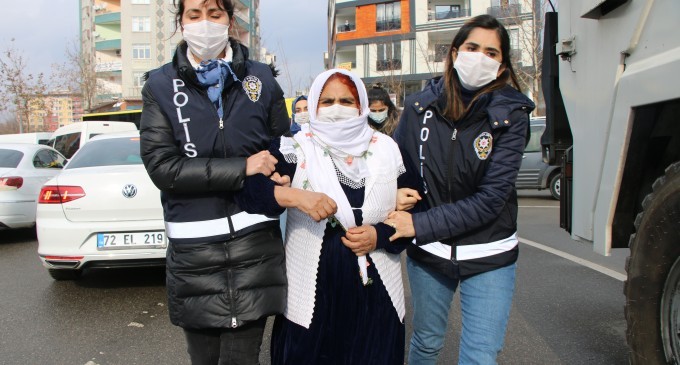 Batman’da, Kürt ulusal birliğinin sağlanması talebiyle yapılmak istenen açıklamaya müdahale sonrası 23 kişi gözaltına alındı.