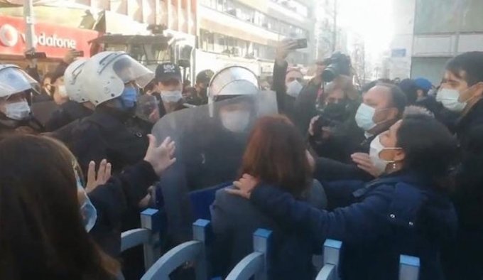 Melih Bulu’ya karşı başlatılan protestolarda bugüne kadar 563 öğrenci gözaltına alındı, 10’u tutuklandı, 24’üne ise ev hapsi verildi.
