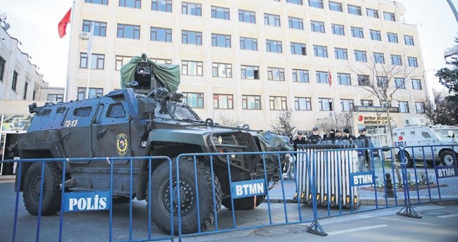 Batman Belediyesi kayyım yardımcısı Adnan Yörük, HDP döneminde işine son verilen kızı Sena Yörük’ü yeniden işe aldı.