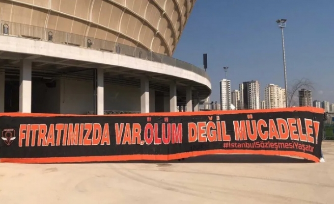 Adanaspor taraftar gruplarından Dişi Kaplanlar’ın 8 Mart için hazırladığı pankartın stadyuma sokulmasına izin verilmedi.