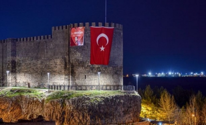 Türkçenin yanına İngilizce, Fransızca, Arapça, Farsça ve Rusça dilleri eklendi. Fakat Kürtçe yok. kayyum başkan tarafından Kürtçe “Erdoğan’ı seviyoruz”yazısı asılabiliyor