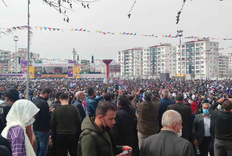 Diyarbakır Newrozu: Onbinler kutlamalara başladı