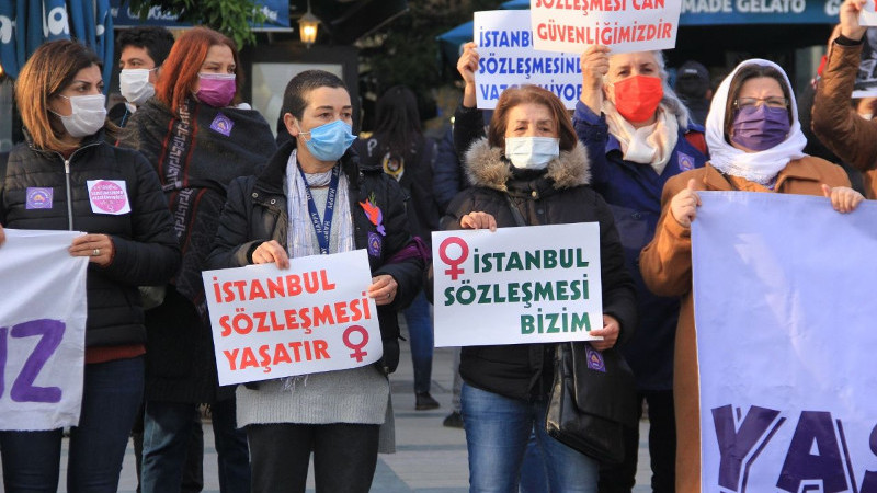 Antalyalı kadınlar Yaşam Nöbeti tuttu