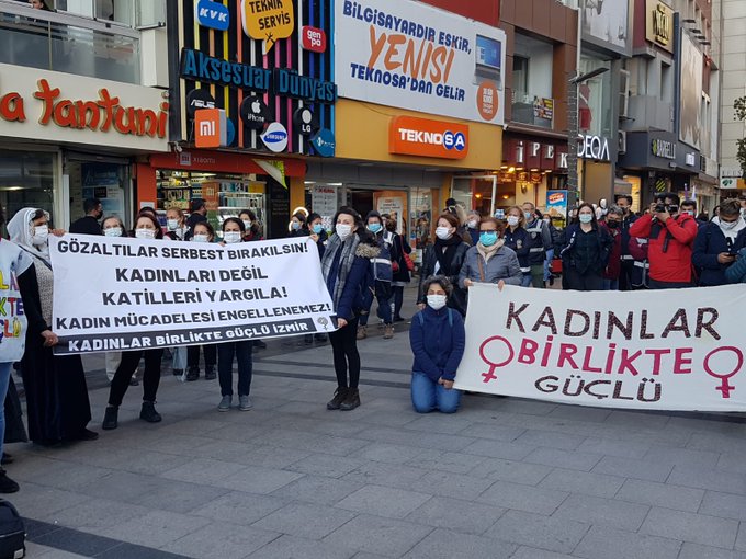 Kadınlar İzmir’de Rosa Kadın Derneği’ne yönelik saldırılara ve gözaltılara karşı bir araya geldi. “Kadın mücadelesini engellemeye gücünüz yetmez!”