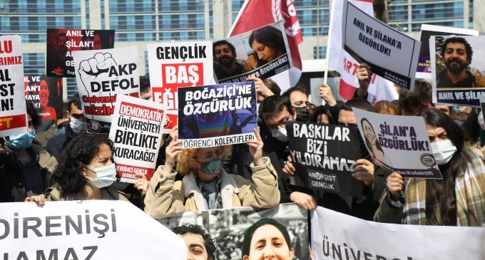 Öğrenciler : Arkadaşlarımızı serbest bırakın