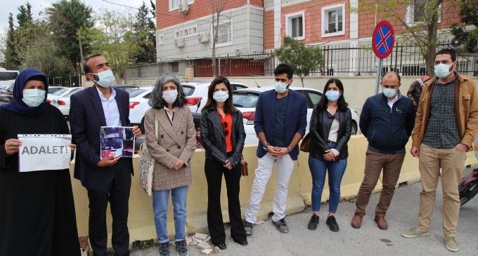 Urfa Adliyesi önünde “adalet” arayışında olan Şenyaşar ailesini ÖHD’liler ziyaret etti.