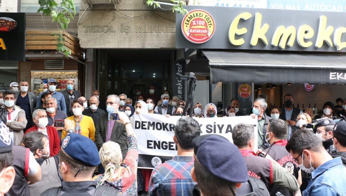 HDP İzmir İl Örgütü, polisin yönlendirmesi ile parti binaları önünde oturan ailelere seslenip, muhatap olarak AKP ve MHP’yi işaret etti.