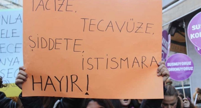 Bir televizyon programında cinsel saldırı suçlamasıyla gündeme gelen CHP’li İlçe Başkanı Süleyman Karabulut, görevinden istifa etti.