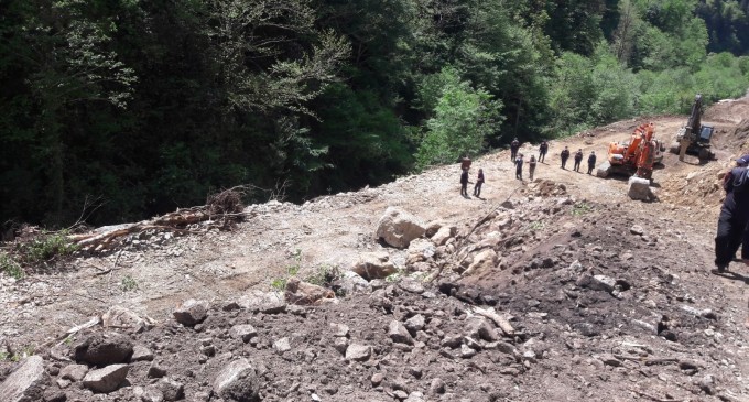 İkizdere’de milletvekillerinin bölgeye gelmesiyle durdurulan çalışmalar, heyetin ayrılmasının ardından tekrar başlatıldı.