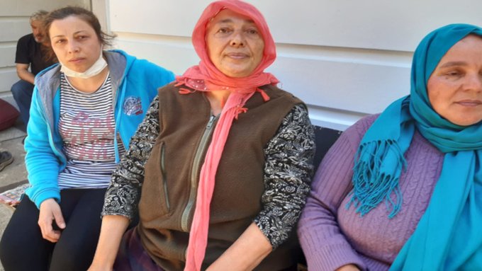 Direndiklerinin altını çizen kadınlar, sürüklenerek gözaltına alındıklarını kaydetti.