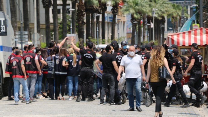 HDK ve HDP kadın meclisleri üyeleri, polis ablukasında Kobanê Davası’na tepki açıklaması yaptı.