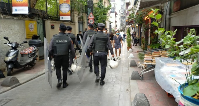 Beyoğlu Kaymakamlığı’nın yasak kararını açıklaması ile Taksim ve İstiklal Caddesi ablukaya alındı.
