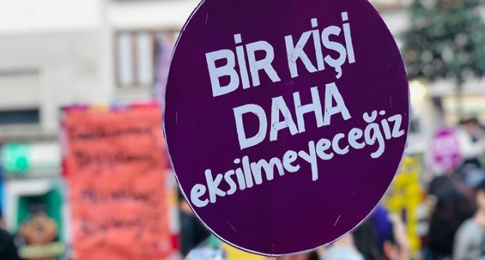 Mor Çatı Gönüllüsü Elif Ege, kadınların var olan desteklerden yararlanabilmek için kurum kurum gezerek, kısıtlı imkanlara erişebildiklerini söyledi.