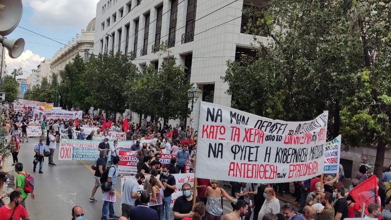 Yunanistan işçi ve emekçileri ülke genelinde iş bıraktı, kitlesel eylemler düzenledi.