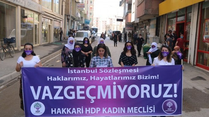 HDP Hakkari Kadın Meclisi, yaptığı açıklamada İstanbul Sözleşmesi’nden vazgeçmeyeceklerini kaydetti.