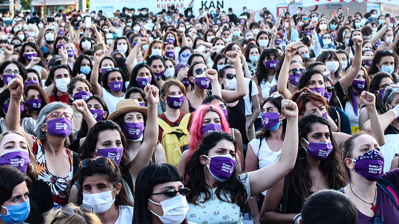 İstanbul’dan İzmir’e, Ankara’dan Mersin’e, Muğla’dan İskenderun’a değin kadınların dört bir yanda İstanbul Sözleşmesi’ni savunma nöbetlerine bakın.