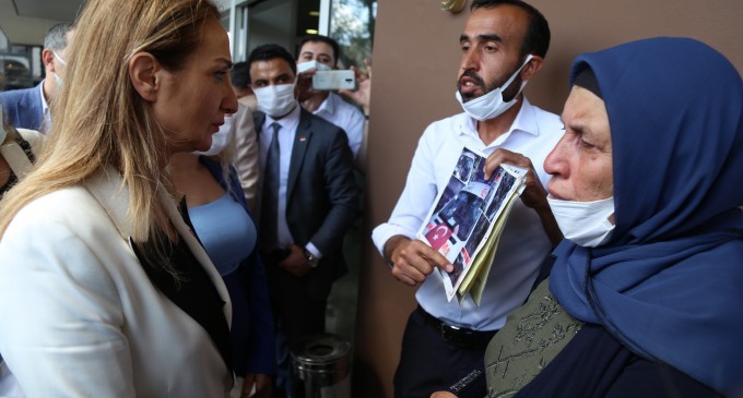 CHP Kadın Kolları Genel Başkanı Aylin Nazlıaka, Urfa Adliyesi önünde 95 gündür “Adalet” Nöbeti” tutan Şenyaşar ailesini ziyaret etti.