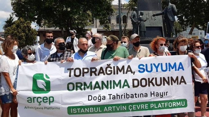İstanbul Artvin Çevre Platformu, “Suyuna, ormanına, doğana sahip çık! Doğa tahribatına hayır” şiarıyla Kadıköy İskele Meydanı’nda basın açıklaması yaptı.
