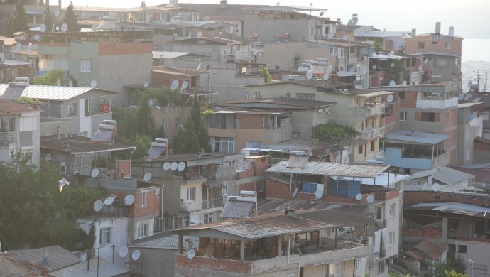 Konak’ın Gültepe semtinin afet alanı ilan edilmesi ardından çıkan kentsel dönüşüme karşı mücadele eden mahalleli, bölgenin sermayeye peşkeş çekildiğini belirterek, “Yapılmak istenen talandır” dedi.