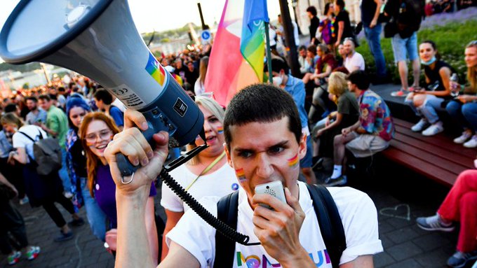 Macaristan parlamentosu, eşcinselliğin 18 yaş altı için teşvik edilmesinin yasaklanmasını öngören yasa tasarısını kabul etti. 5 binden fazla kişi başkent Budapeşte’de homofobik yasaya karşı parlamentoya yürüyüş düzenledi.