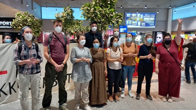 Güney Kürdistan’dan dönerken Frankfurt Havalimanı’nda gözaltına alınan Kürdistan’ı Savun İnisiyatifi üyeleri serbest bırakıldı.