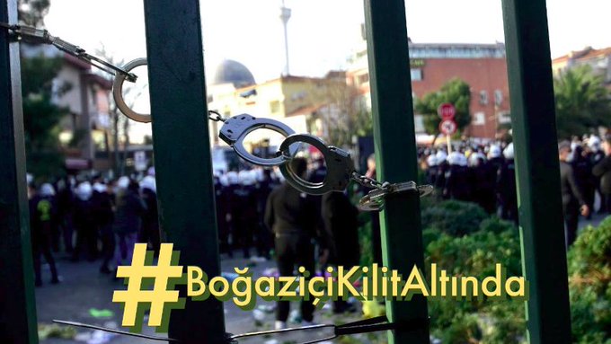 Boğaziçi Üniversitesi Rektörlüğü, kampüs girişlerini ‘güvenlik’ gerekçesiyle yasakladı. Sosyal medyada #BoğaziçiKilitAltında etiketiyle tepki gösteriliyor.