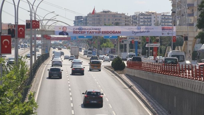 Kürt halkının taleplerine ve çözüm önerilerine savaşla yanıt veren Erdoğan’ı kentlerinde istemediklerini söyledi.