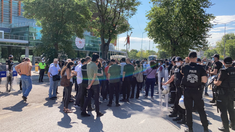 10 Ekim anması için Ankara’ya gelen Suruç Aileleri Inisiyatifi üyelerine polis saldırdı. Saldırıda 13 kişi gözaltına alındı.