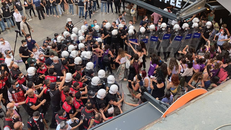 Kadınlar “Kadınlara değil, katillere barikat” sloganıyla Alsancak İskele’ye yürüdü.