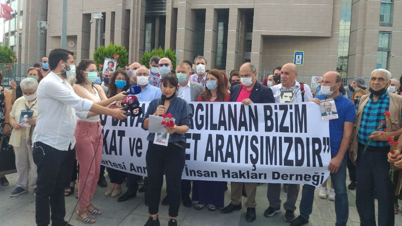 Çağlayan’daki İstanbul admiyesi önünde yapılan basın açıklamasında “Galatasaray Meydanı’ndan vazgeçmeyeceğiz” diye soruldu.
