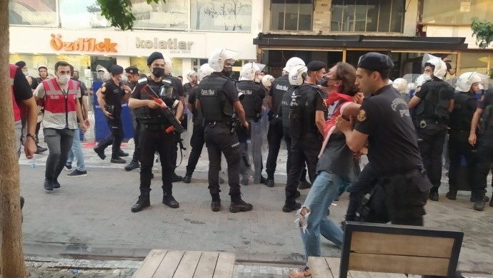 ‘33 Düş Yolcusu’nu anan gruba yönelik plastik mermi ve biber gazlı müdahalede en az 40 kişi gözaltına alındı. Müdahalede 2 gazeteci de yaralandı.