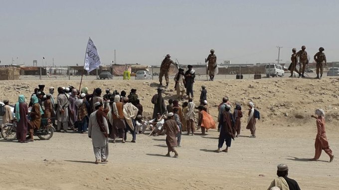 Afganistan’da talibanın saldırılarına karşı üç vilayet hariç ülke genelinde gece sokağa çıkma yasağı ilan edildi.