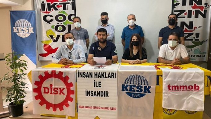 Hakkari’de KESK, DİSK, İHD, TMMOB, ÖHD, farklı kentlerde Kürtleri hedef alan ırkçı saldırılara ilişkin basın açıklaması yaptı, ırkçı saldırıların organize olduğunu belirtti.