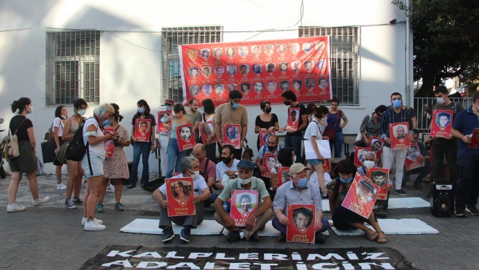 Suruç Aileleri İnisiyatifi, her ayın 20’sinde düzenledikleri Adalet Nöbeti’nin 73’üncüsünde sorumluların mutlaka yargılanacağını belirterek, adalet talebini yineledi.