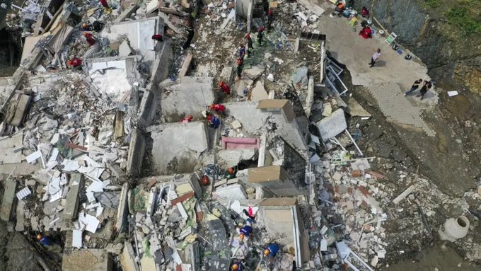 Arama kurtarma çalışmalarının da devam ettiği bölgede şu ana kadar 41 kişinin yaşamını yitirdiği açıklandı.