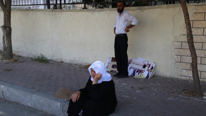 Şenyaşar Ailesi, adalet arayışlarının 154’üncü gününde, “3 insan hastanede katledilmiş, 3 yıldır iddianame yok. Eşit yurttaşlık bu mudur?” diye sordu.