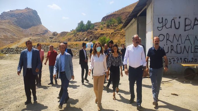 “Faşizme karşı örgütleniyoruz” kampanyası kapsamında DBP, DTK ve HDP Hakkari İl Örgütü, Hakkari’de Sanayi sitesi esnafını ziyaret etti.