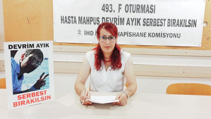 F Oturması’nın 493.’sü ağır hasta tutsak Devrim Ayık için gerçekleşti. Ayık, ailesiyle yaptığı telefon görüşmesinde maruz kaldığı hukuksuzlukları aktardı ve yaşamının tehdit altında olduğunu söyledi.