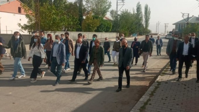 Vartinis (Altınova) Beldesi’nde, 3 Ekim 1993 tarihinde 9 kişinin yaşamını yitirdiği katliamın 28. yıl dönümünde yaşamını yitirenler anıldı.