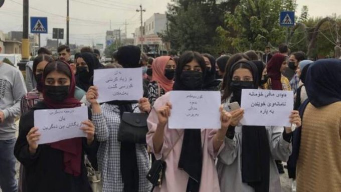 Güney Kürdistan’da öğretmenlerden sonra öğrencilerde sokağa çıkarak eğitim sistemini protesto etti.